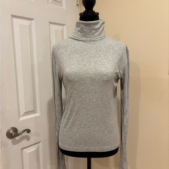 H&M Tops - H&M Light Gray Turtleneck Sweater